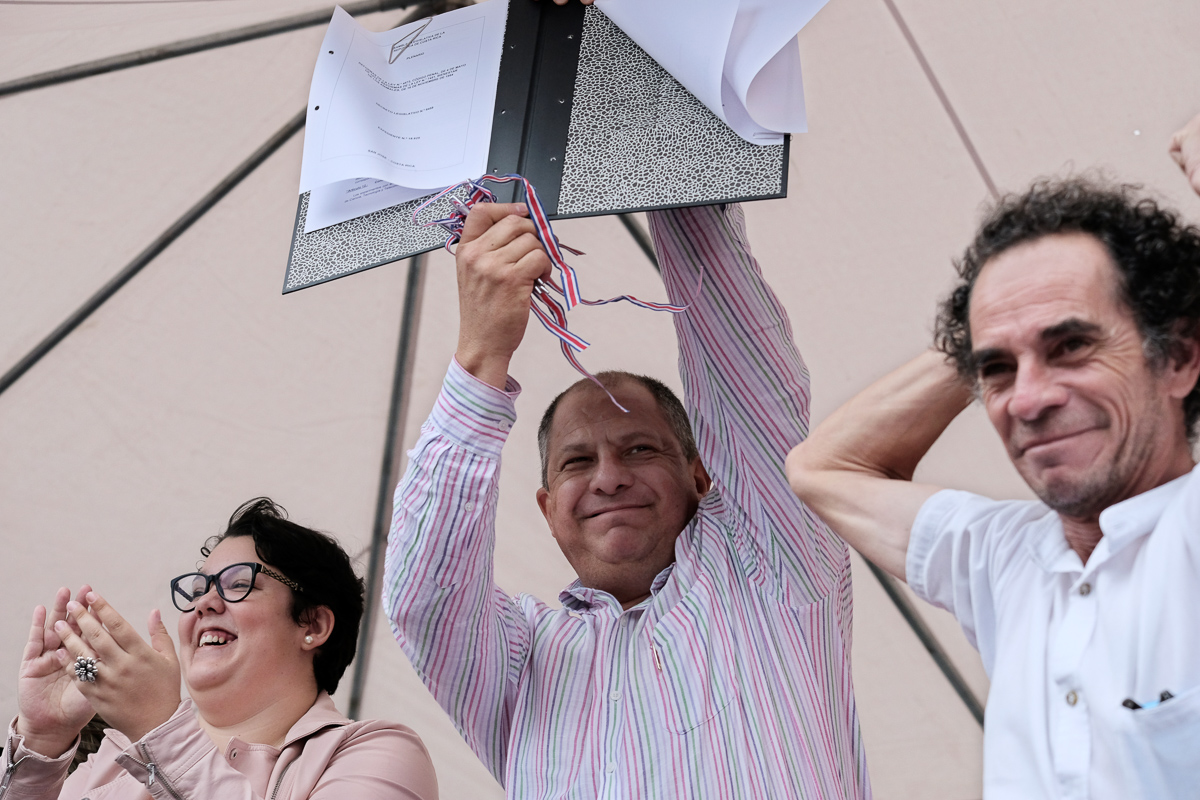 Domingo 11 de junio del 2017, cientos de personas, perros, gatos, y hasta un gallo, marchan por San José, para luego presenciar cuando el entonces Presidente de la República, Luis Guillermo Solís, firmó Ley 9458 Contra el Maltrato Animal. Cortesía Jeffrey Arguedas / El Colectivo 506