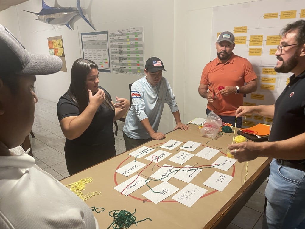 Carlos Espinoza (derecha) dirige una reunión de trabajo con un grupo focal de Puerto Jiménez, Puntarenas, en junio del 2024. Se realizaron 10 talleres con grupos focales en Guanacaste, Puntarenas, Limón y San José, que incluyeron actores de la pesca deportiva y turística de cada región. Fotografía de Lucía Vargas / Cortesía de FECOP