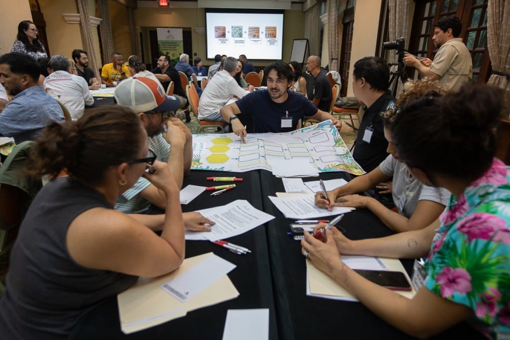 Randall Bonilla (centro), actual Oficial de proyecto Pesca Turística Participativa de la FECOP, en una mesa de trabajo en un taller que reunió a actores de la pesca deportiva y turística de todo el país en octubre del 2025. Fotografía de Mónica Quesada Cordero / Cortesía de FECOP