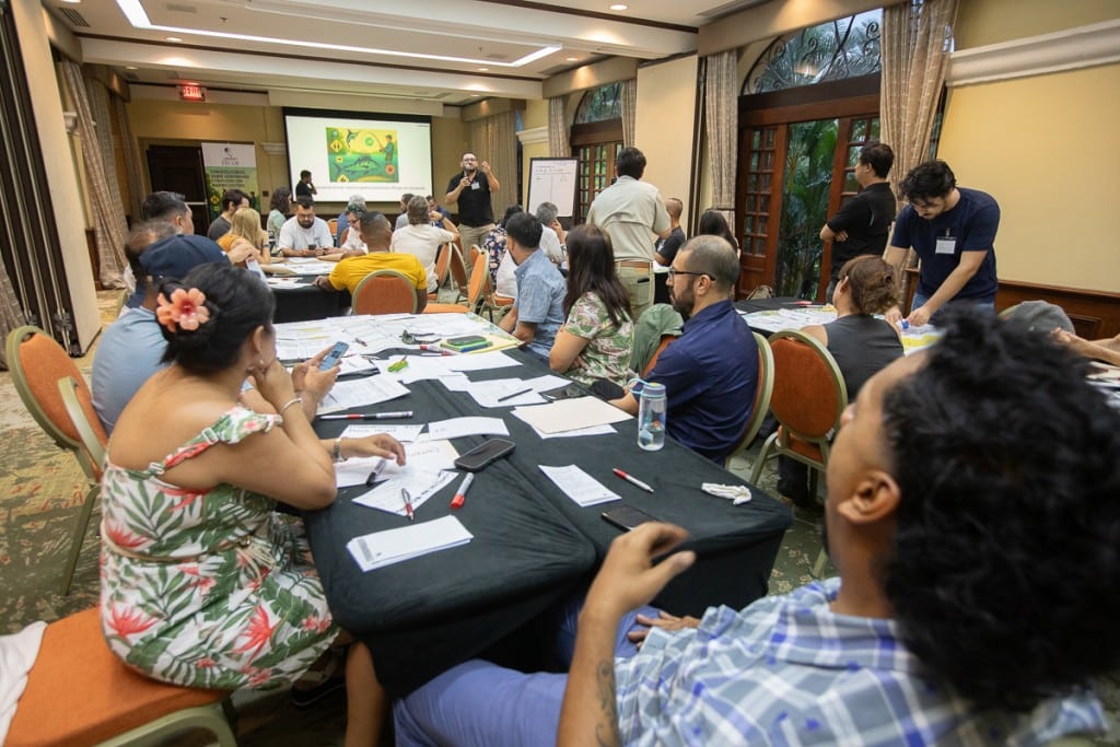 Trabajo durante el taller nacional que reunió a actores de la pesca deportiva y turística de todo el país en octubre del 2025. Fotografía de Mónica Quesada Cordero / Cortesía de FECOP