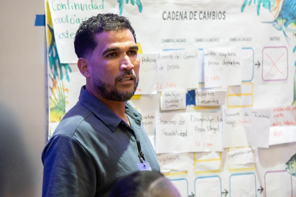 Jose Moya, capitán de pesca deportiva de Golfito, Puntarenas, muestra los resultados de su mesa de trabajo en un taller que reunió a actores de la pesca deportiva y turística de todo el país en noviembre del 2025. Fotografía de Mónica Quesada Cordero / Cortesía de FECOP